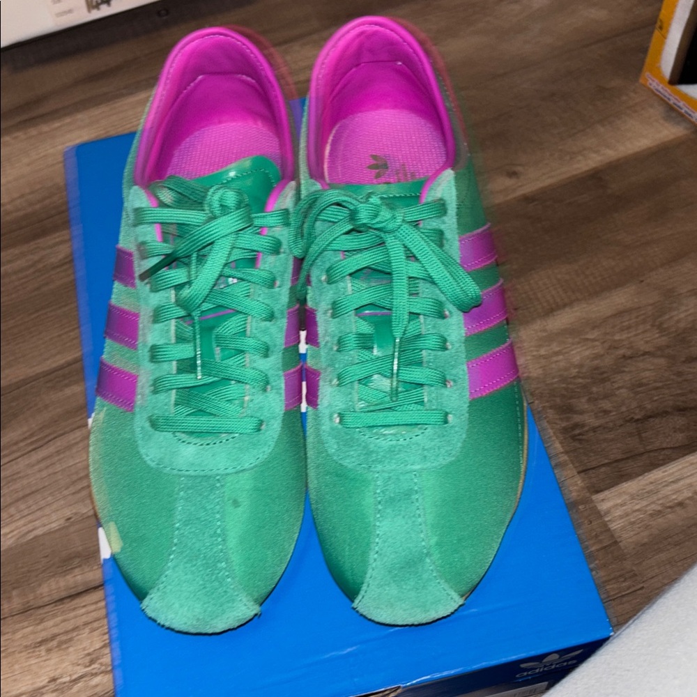 adidas Sneakers